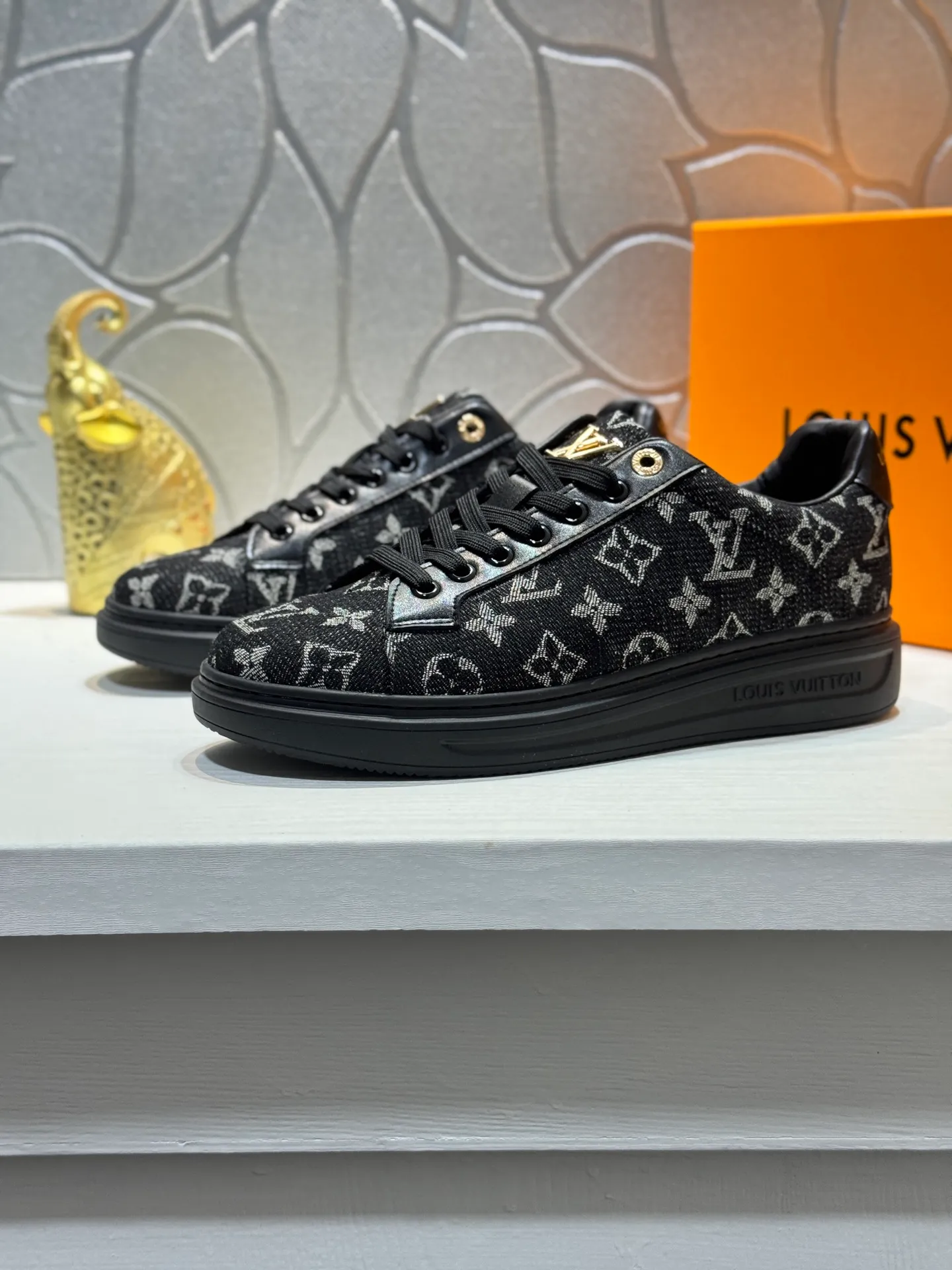 Men's shoes 💰400 [New style] 🐞🐞Top original order - LV [Louis Vuitton] counter new men's casual series! 🔥Globally limited edition💯The upper is made of cowhide with sheepskin lining➕Original rubber outsole, which is lighter and non-slip. Fashion focuses on trends, versatile and hot styles, simple yet tasteful! Exudes a fashionable and casual atmosphere, fashion is at your feet, and you are full of confidence! Multiple colors available. A must-have for fashionistas! Size: 38-44 (45 customized